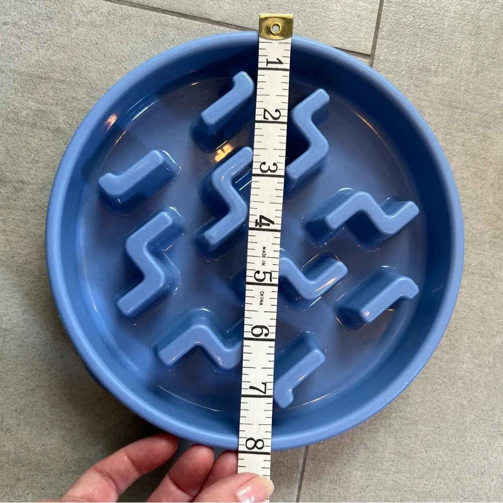 Like new! Slow feeder “puzzle” dog bowl - to help dogs that eat too quickly!🐶